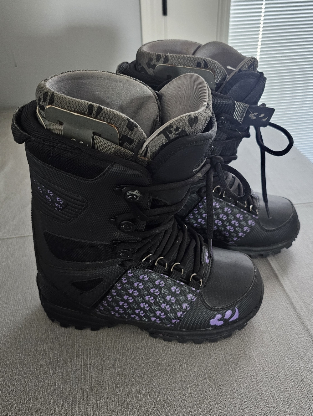 ThirtyTwo Lashed Snowboard Boots Womens Size 8 Lace Up Black Purple